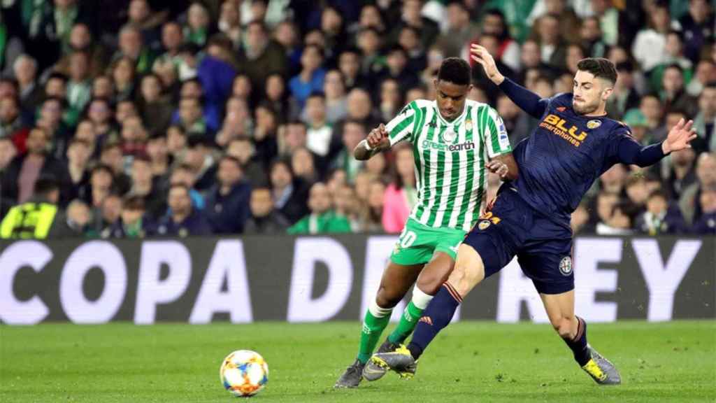 Junior Firpo jugando un partido con el Real Betis / EFE