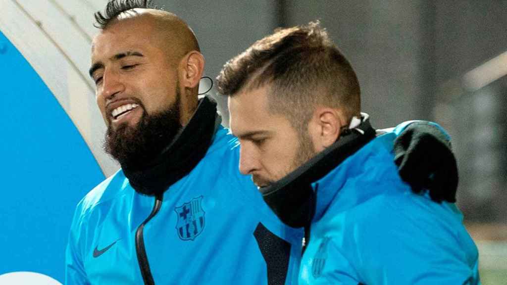 El centrocampista chileno Arturo Vidal (i), y el defensa Jordi Alba (d), a su llegada a un entrenamiento del FC Barcelona / EFE