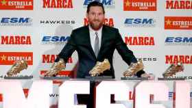 El delantero argentino del Barcelona, Leo Messi, posa tras recibir su quinta Bota de Oro como máximo goleador de las ligas nacionales / EFE