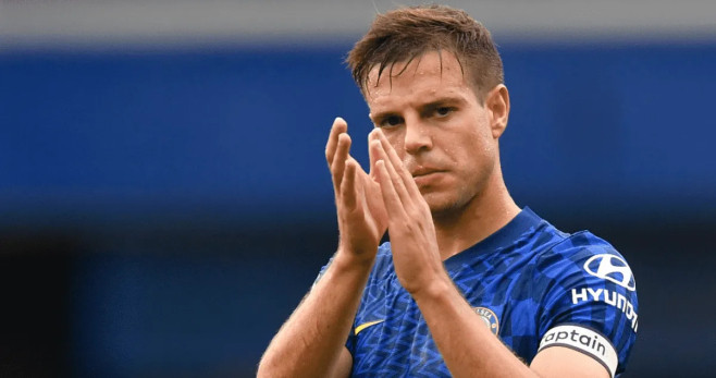 César Azpilicueta, aplaudiendo a la grada, después de un partido del Chelsea / EFE