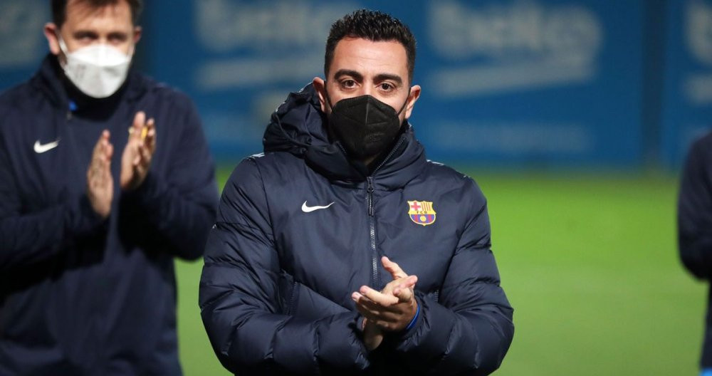 Xavi Hernández dirige el entreno del Barça / FCB