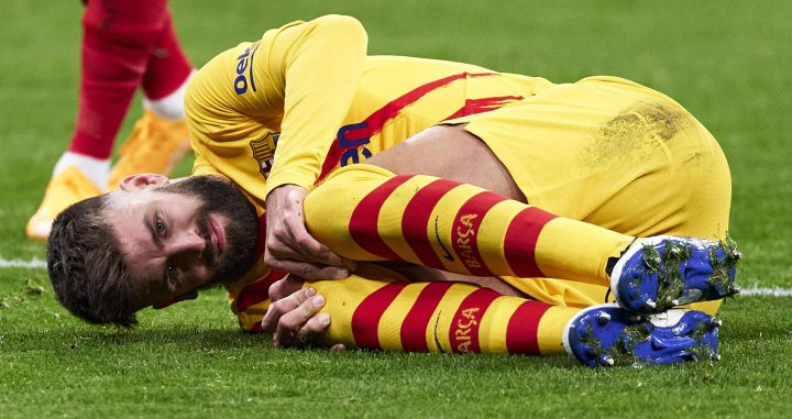 Piqué, tras lesionarse contra el Atlético de Madrid | EFE