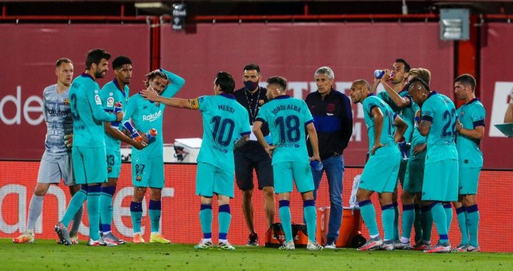 Leo Messi, dando instrucciones a sus compañeros ante el Mallorca | FCB