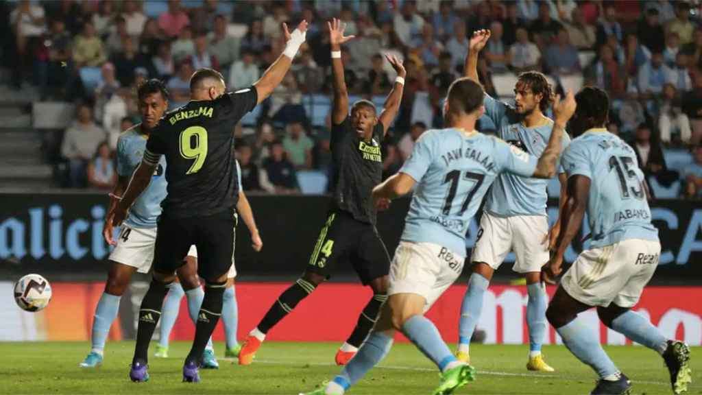 Karim Benzema y David Alaba, protestando una acción del Real Madrid contra el Celta / REDES