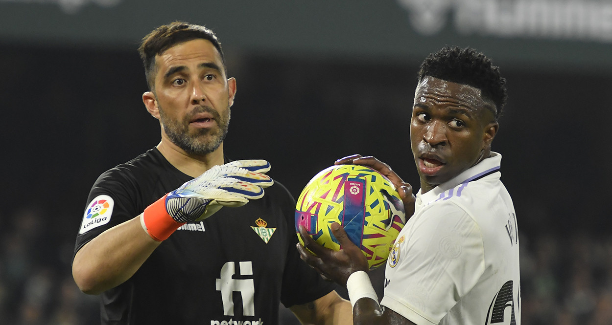 Claudio Bravo trata de recuperar el balón de las manos de Vinicius, durante el Real Betis contra Real Madrid / EFE