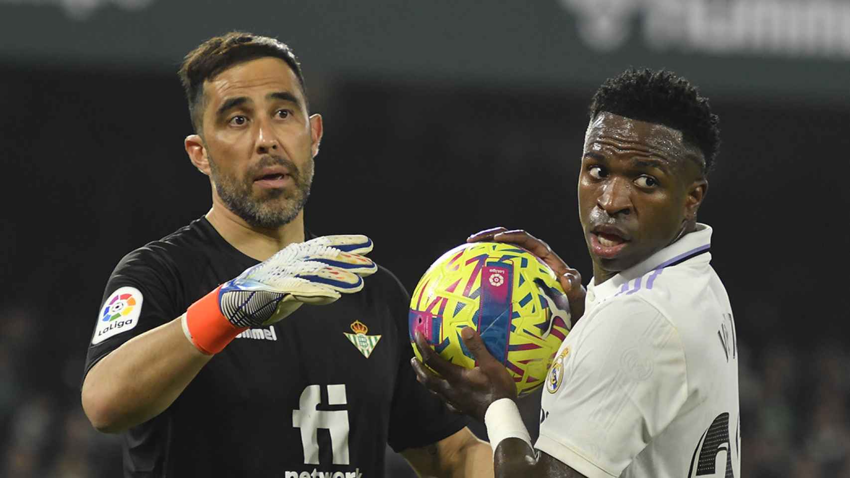 Claudio Bravo trata de recuperar el balón de las manos de Vinicius, durante el Real Betis contra Real Madrid / EFE