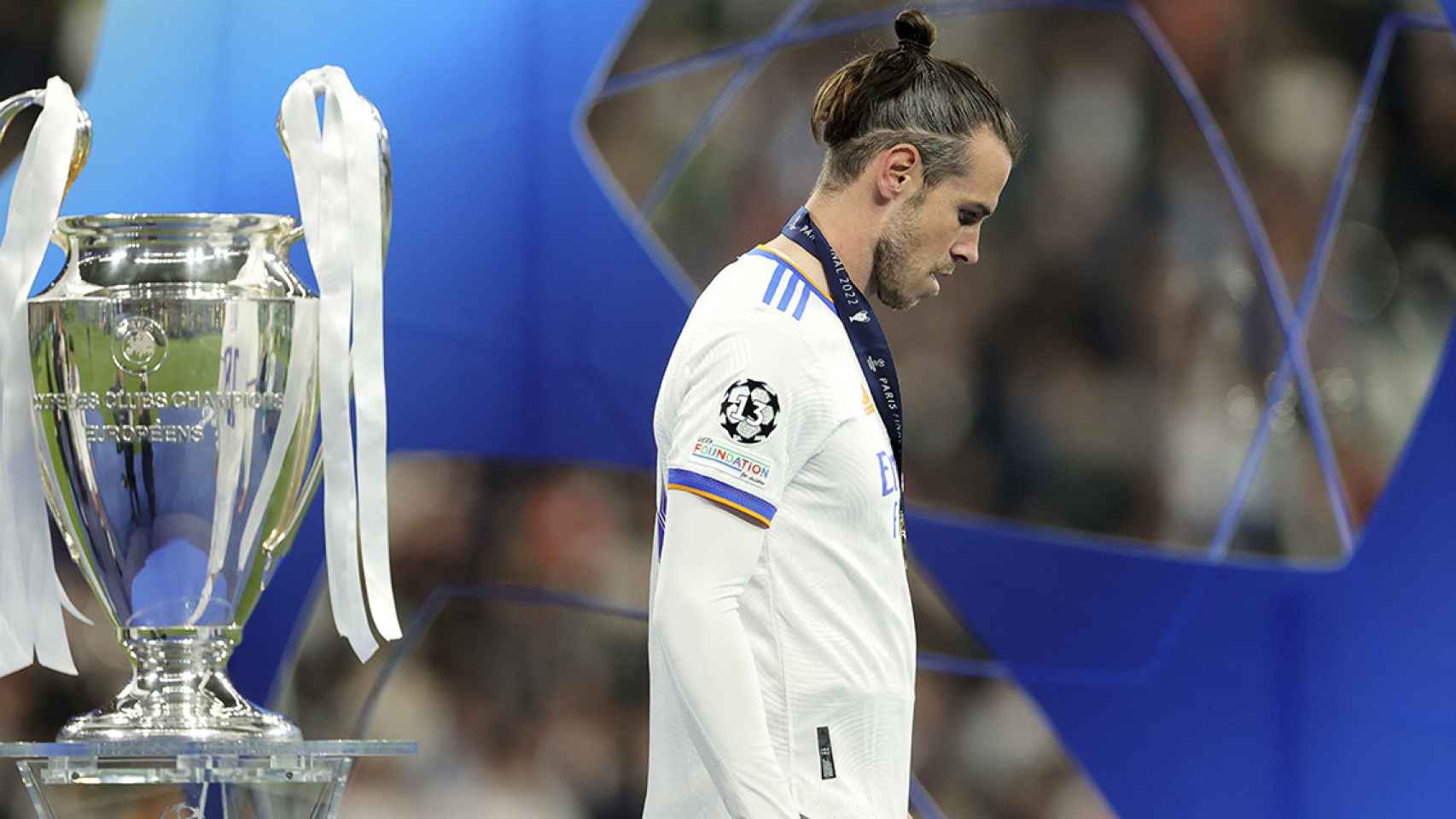 Gareth Bale, de espaldas al trofeo de Champions League, tras la final contra el Liverpool / EFE