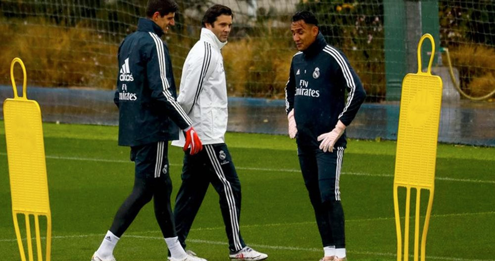 Los porteros del Real Madrid Keylor Navas (d) y Thibaut Courtois (i) se entrenan ante el técnico, Santiago Solari / EFE