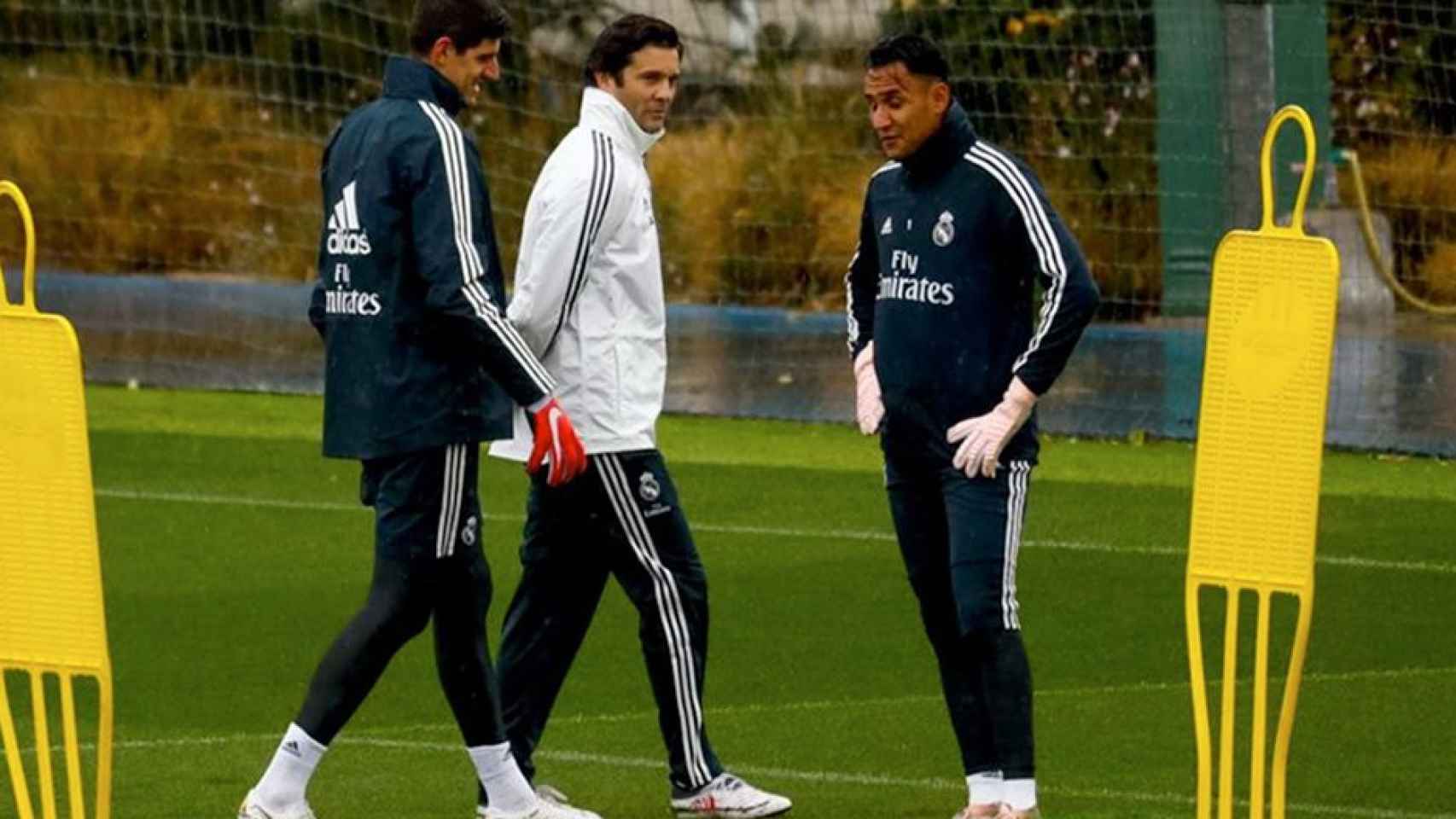 Los porteros del Real Madrid Keylor Navas (d) y Thibaut Courtois (i) se entrenan ante el técnico, Santiago Solari / EFE