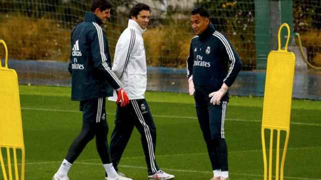 Los porteros del Real Madrid Keylor Navas (d) y Thibaut Courtois (i) se entrenan ante el técnico, Santiago Solari / EFE