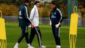 Los porteros del Real Madrid Keylor Navas (d) y Thibaut Courtois (i) se entrenan ante el técnico, Santiago Solari / EFE