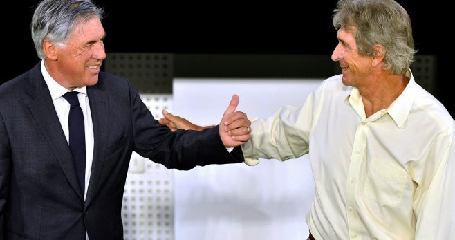 Carlo Ancelotti y Mauricio Pellegrini se saludan antes del Betis-Real Madrid / EFE