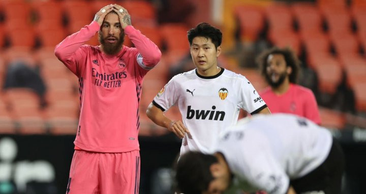 Carlos Soler preparado para lanzar un penalti ante el gesto de desesperación de Sergio Ramos / Redes