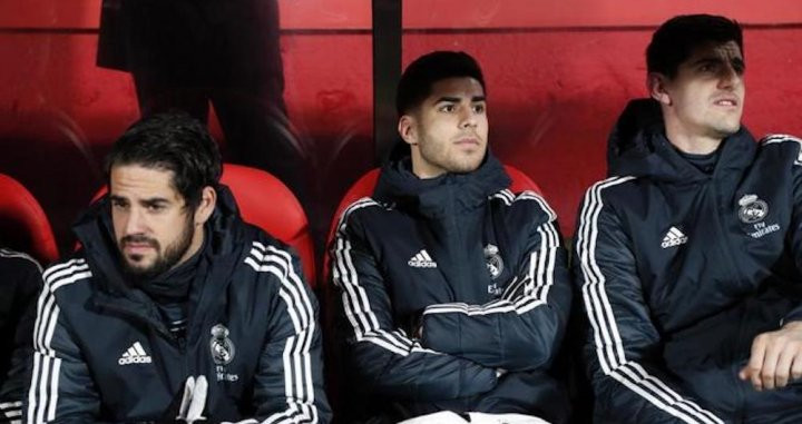 Una foto de Isco Alarcón, Marco Asensio y Thibaut Courtois en el banquillo / EFE