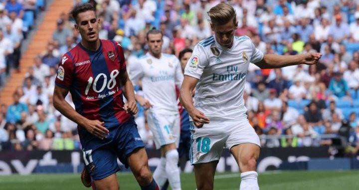 Marcos Llorente disputando un balón ante el Levante / EFE