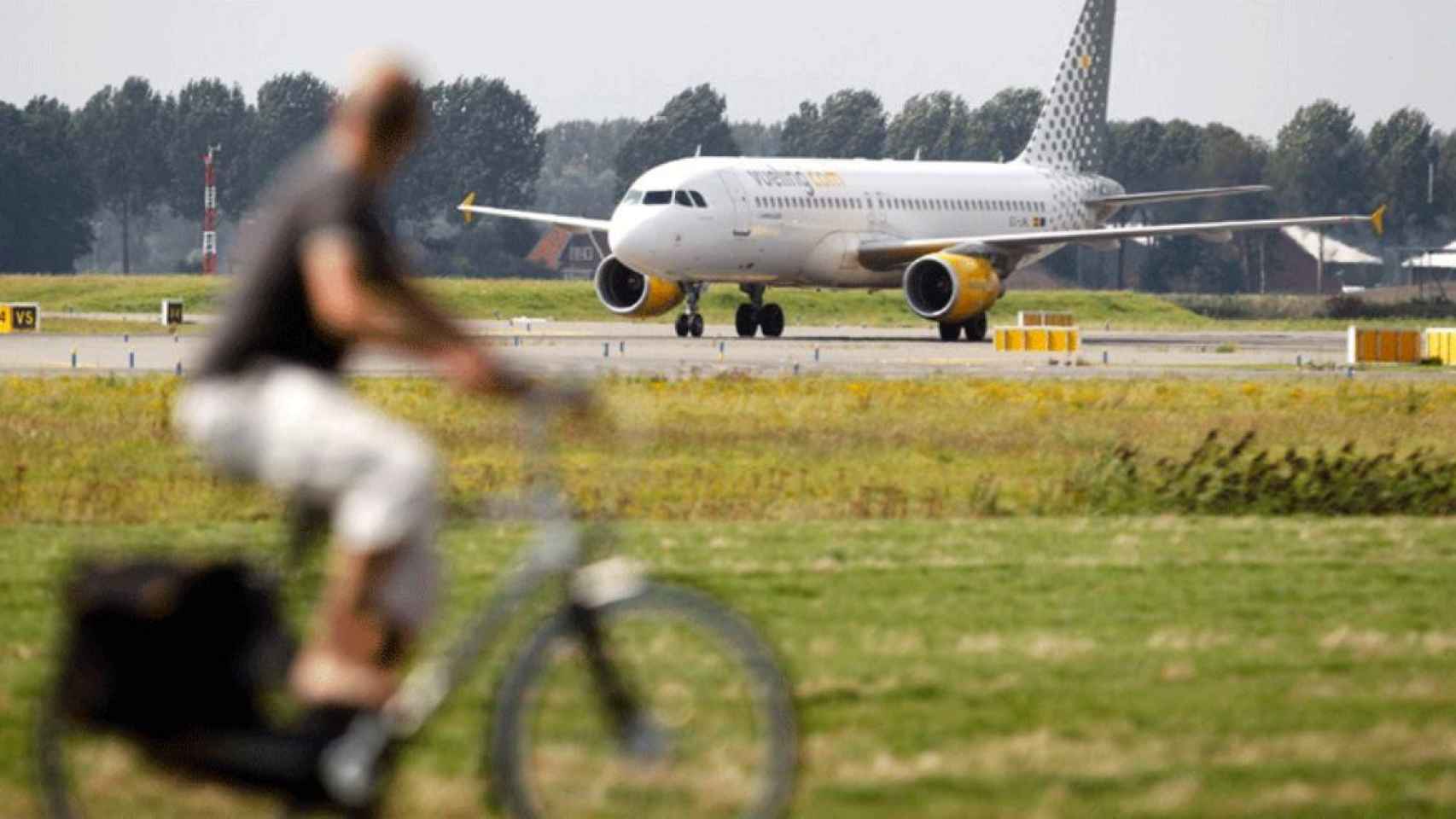 Un avión en el aeropuerto holandés de Schiphol, en Ámsterdam / EFE