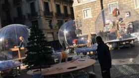 Un vigilante de seguridad del pesebre observa la oveja con la bandera de Cataluña / CG