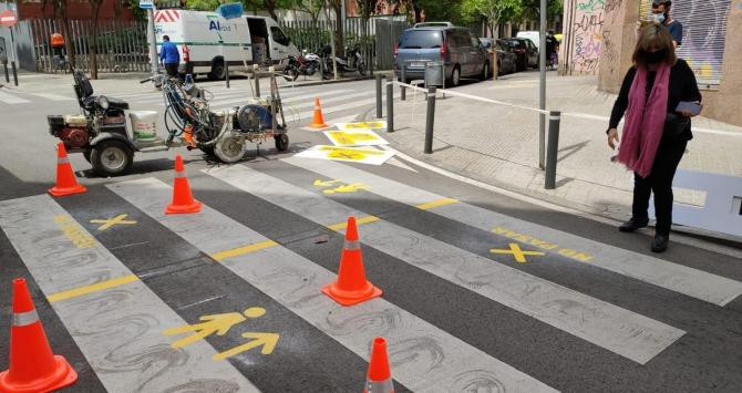 Un paso de cebra con las señalizaciones de distancia de seguridad / API MOVILIDAD