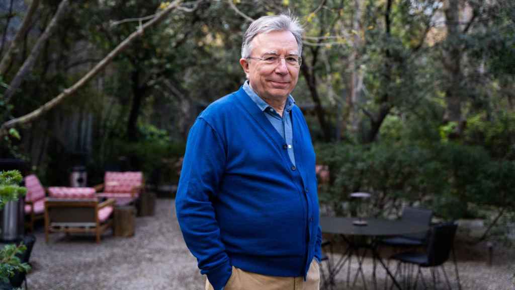 Retrato de Antonio Monegal en los jardines del Hotel Alma / LUIS MIGUEL AÑÓN