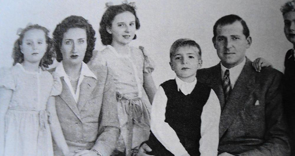 María de las Mercedes Borbón y Orleans y Don Juan de Borbón, con sus hijos / GOOGLE