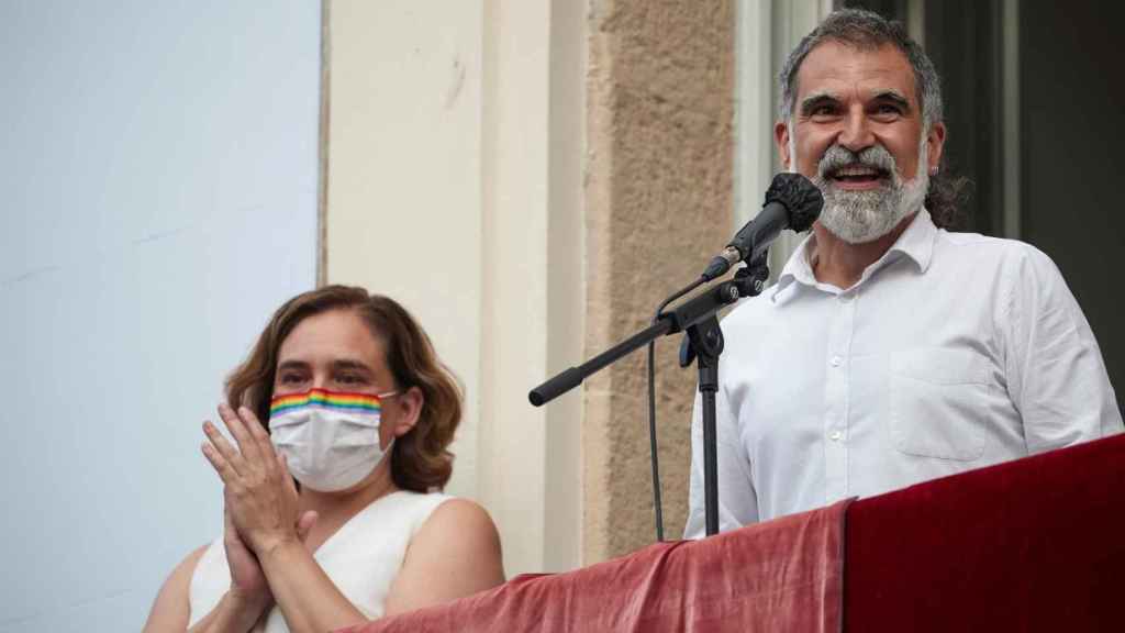 La alcaldesa de Barcelona, Ada Colau (i), y el presidente de Òmniun Cultural, Jordi Cuixart, durante el pregón de la Fiestas de Gràcia 2021 / ALEJANDRO GARCÍA - EFE