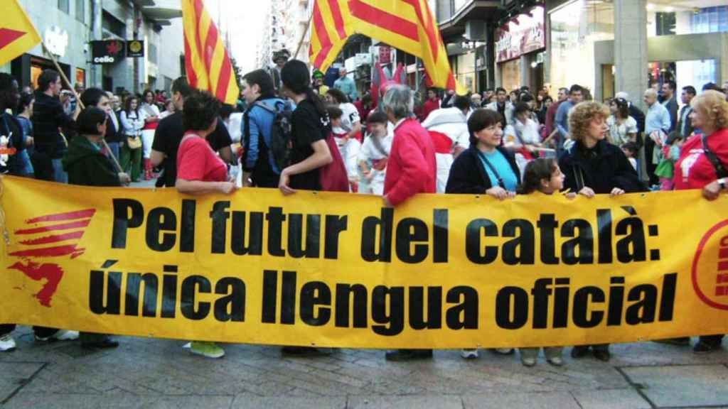 Pancarta de Plataforma per la Llengua exigiendo el catalán como única lengua oficial de Cataluña / CG