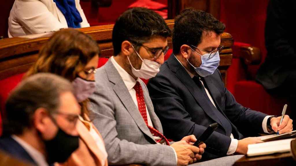 El presidente de la Generalitat, Pere Aragonès (d), y su vicepresidente, Jordi Puigneró (2i), durante la segunda jornada del debate de política general, un día después de la intervención inicial del presidente Aragonès ante el pleno del Parlament / EFE