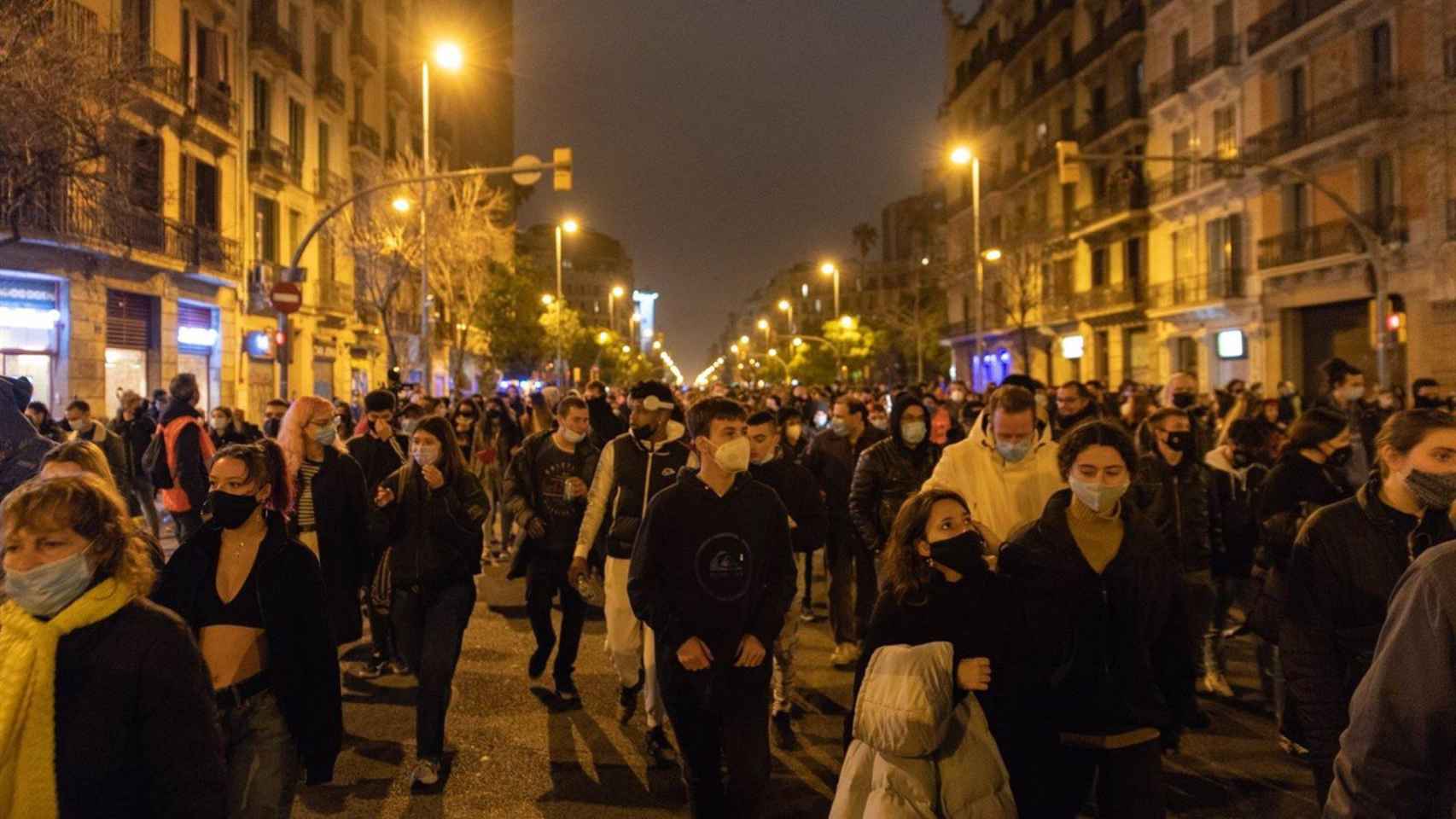 Manifestantes en defensa de Pablo Hasél durante una concentración en Barcelona / YOUTUBE