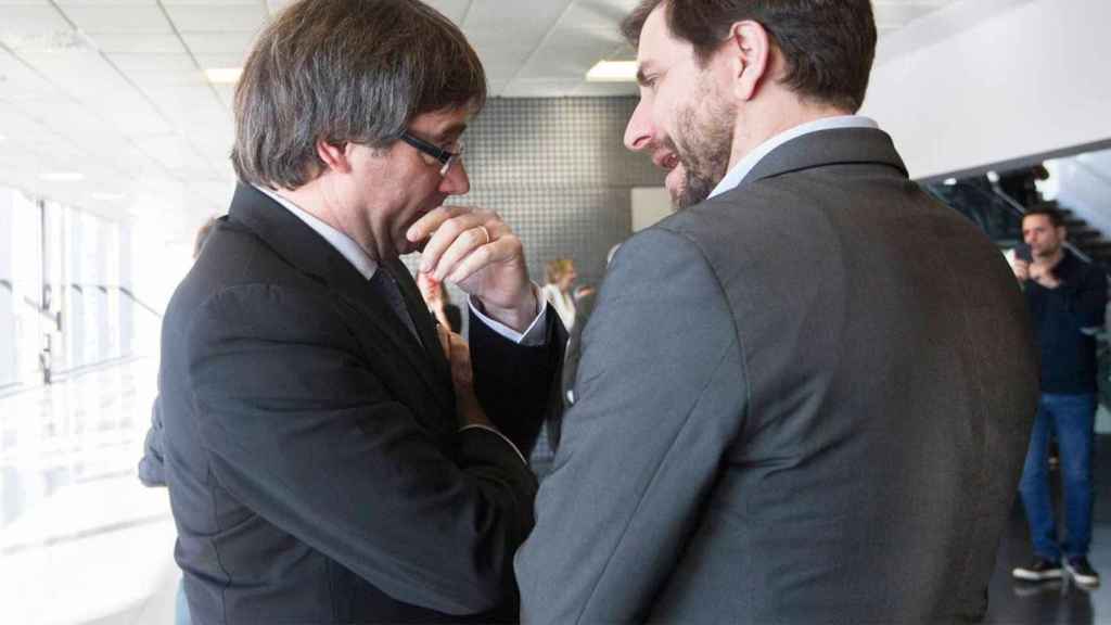 Los prófugos Carles Puigdemont y Toni Comín, en un acto conjunto / EFE