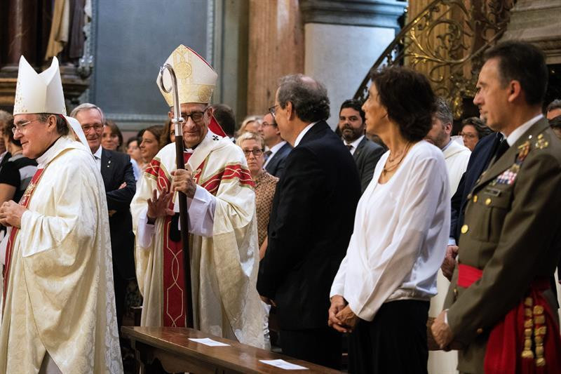 El cardenal arzobispo de Barcelona, Juan José Omella, saluda al presidente de la Generalitat, Quim Torra, durante la misa con motivo de La Mercè / EFE