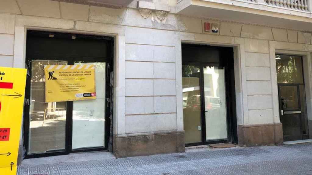 Imagen del exterior de lo que debería ser el ateneo popular de la calle Nápoles de la Sagrada Familia / CG