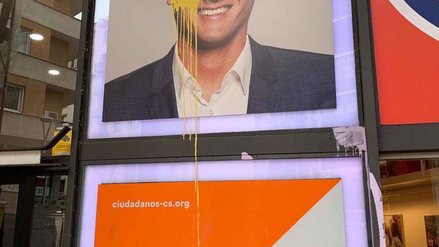 La sede de Ciudadanos en Barcelona, con pintura amarilla / TWITTER