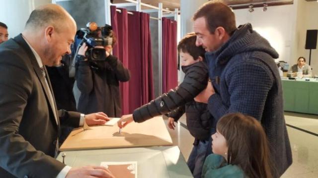 Imagen de un candidato al Consell General de Andorra depositando su voto junto a su hijo / TWITTER