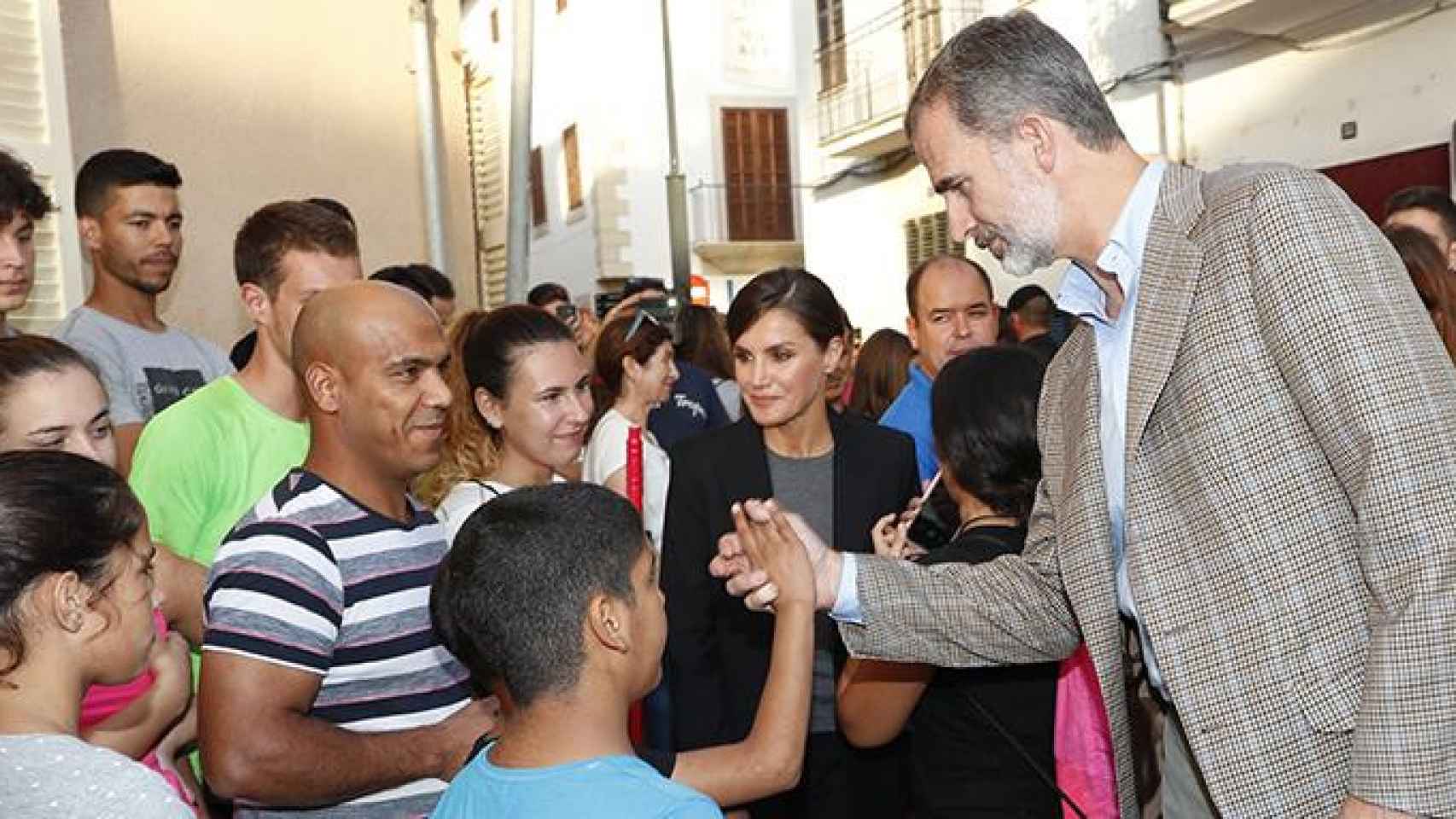 El Rey junto a la reina Letizia saluda a un grupo de jóvenes / CG