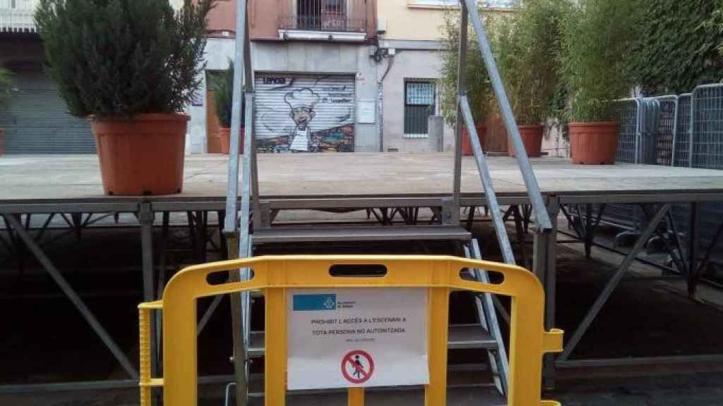 El escenario y las vallas cedidos por el Ayuntamiento de Mataró a la CUP para protestar contra la Hispanidad / CG