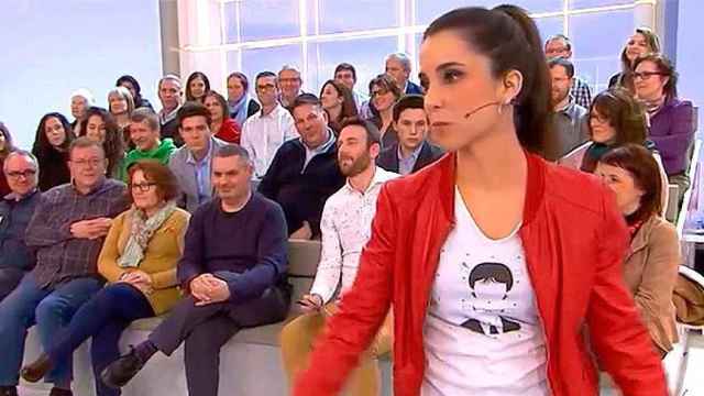 Laura Rosel en FAQS con una camiseta con la cara de Puigdemont