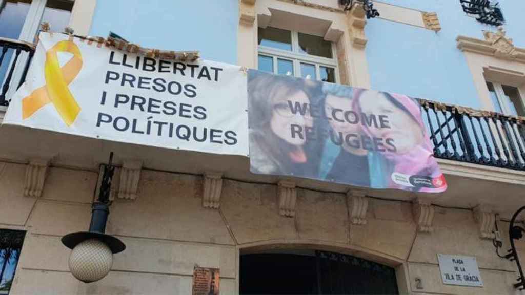 La pancarta por los independentistas en prisión preventiva en la sede del distrito de Gracia / PP