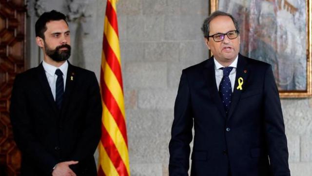 Roger Torrent (i), presidente del Parlament y dirigente de ERC en la toma posesión del presidente de la Generalitat, Quim Torra (d) / EFE