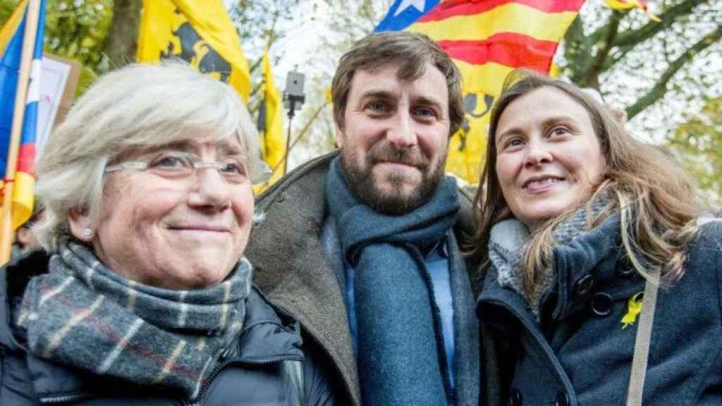 Los exconsejeros Clara Ponsatí, Toni Comín y Meritxell Serret, en una manifestación en Bruselas / EFE