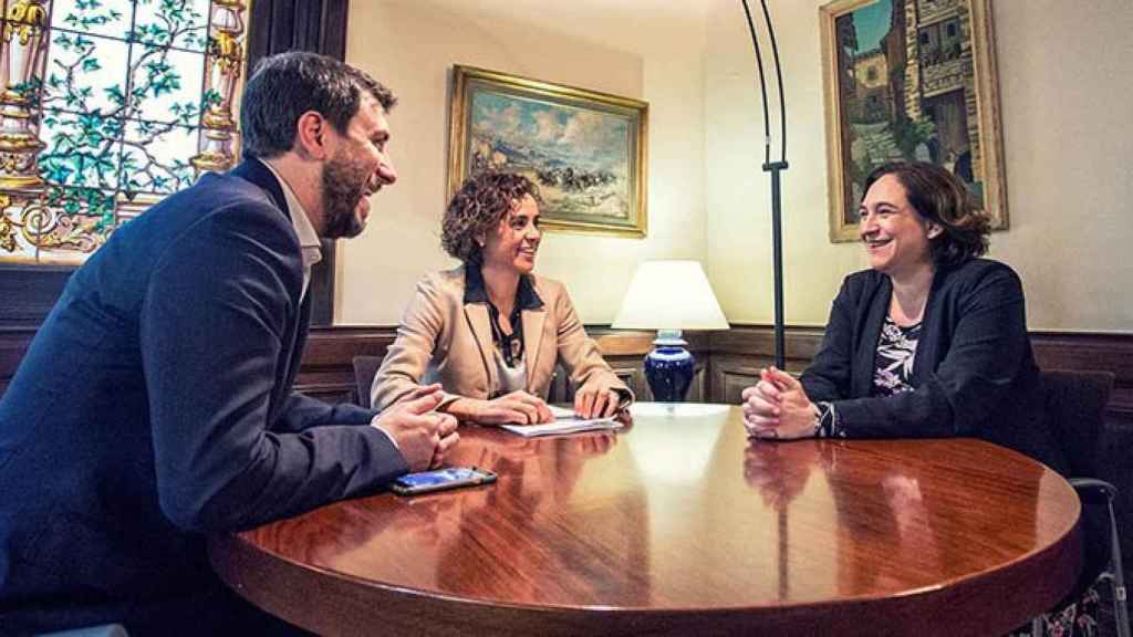 El consejero de Salud de la Generalitat, Toni Comín (i), la ministra de Sanidad, Dolors Montserrat, y la alcaldesa de Barcelona, Ada Colau (d), en la reunión mantenida para impulsar Barcelona como sede de la EMA. Una cuestión que no preocupa a Puigdemont