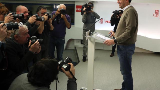 Mario Jiménez, portavoz de la comisión gestora del PSOE, explica los acuerdos alcanzados en la reunión de ayer / EFE