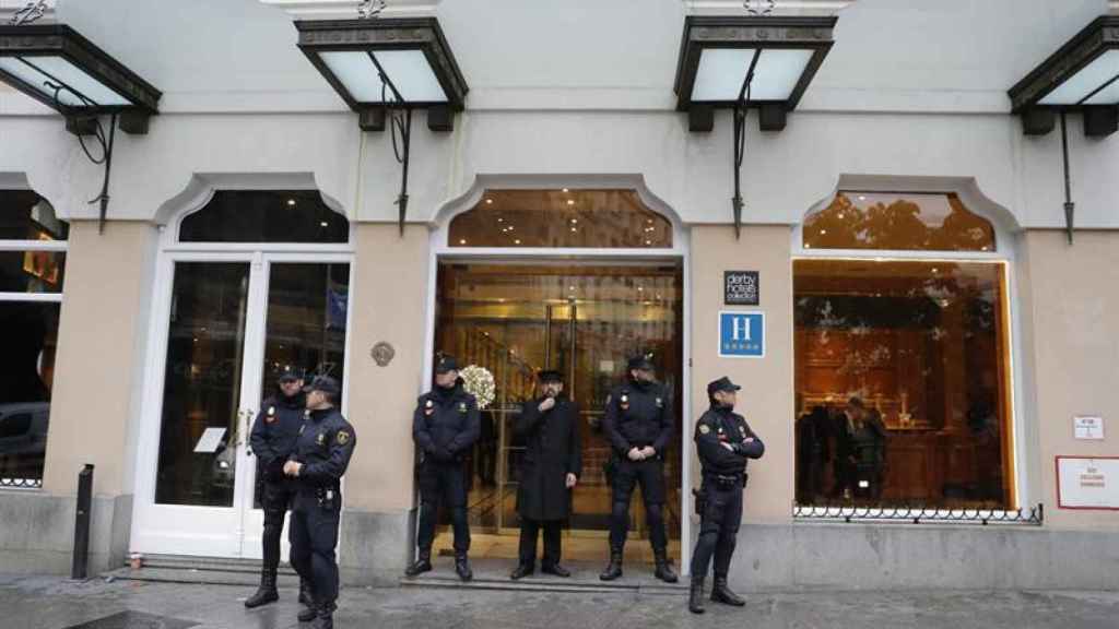 La fachada del hotel Villa Real, en Madrid, donde ha muerto Rita Barberá