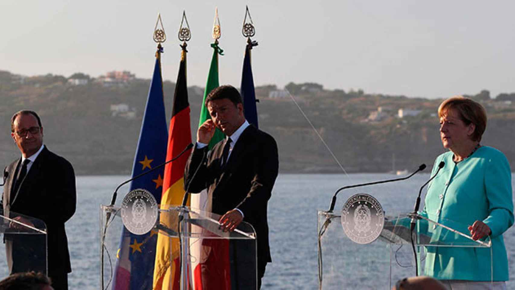 François Hollande (i), Matteo Renzi (c) y Angela Merkel (d) comparecen ante los medios tras su reunión sobre el 'Brexit' en el portaaviones Garibaldi. / EFE