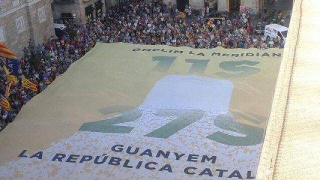 Imagen de la manifestación de la ANC y Òmnium este martes en la plaza de Sant Jaume de Barcelona