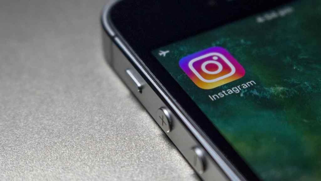 Primer plano de un teléfono móvil con la aplicación Instagram descargada / PEXELS