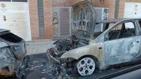 Dos coches calcinados en la calle Salvador Espriu de Mataró / CEDIDA