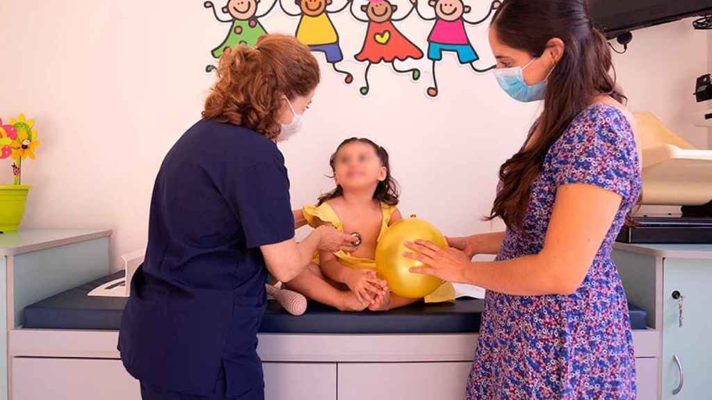 Una enfermera escolar atiende a una niña en un centro de educación especial / PEXELS
