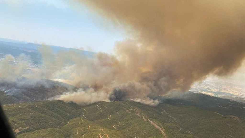 Imagen aérea del incendio cerca de Pont de Vilomara, captada por los Bomberos / TWITTER BOMBERS