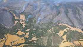 Imagen aérea del fuego que afecta al entorno de Artesa de Segre (Lleida) / EP