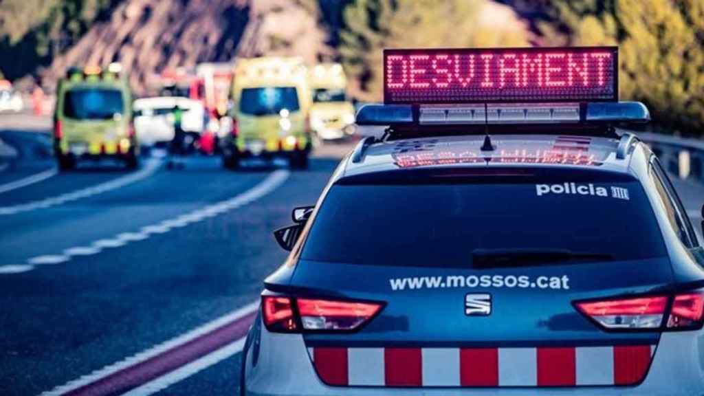 Los Mossos d'Esquadra durante un accidente de tráfico como el del conductor fallecido en un choque frontal en la C-55 / EUROPA PRESS